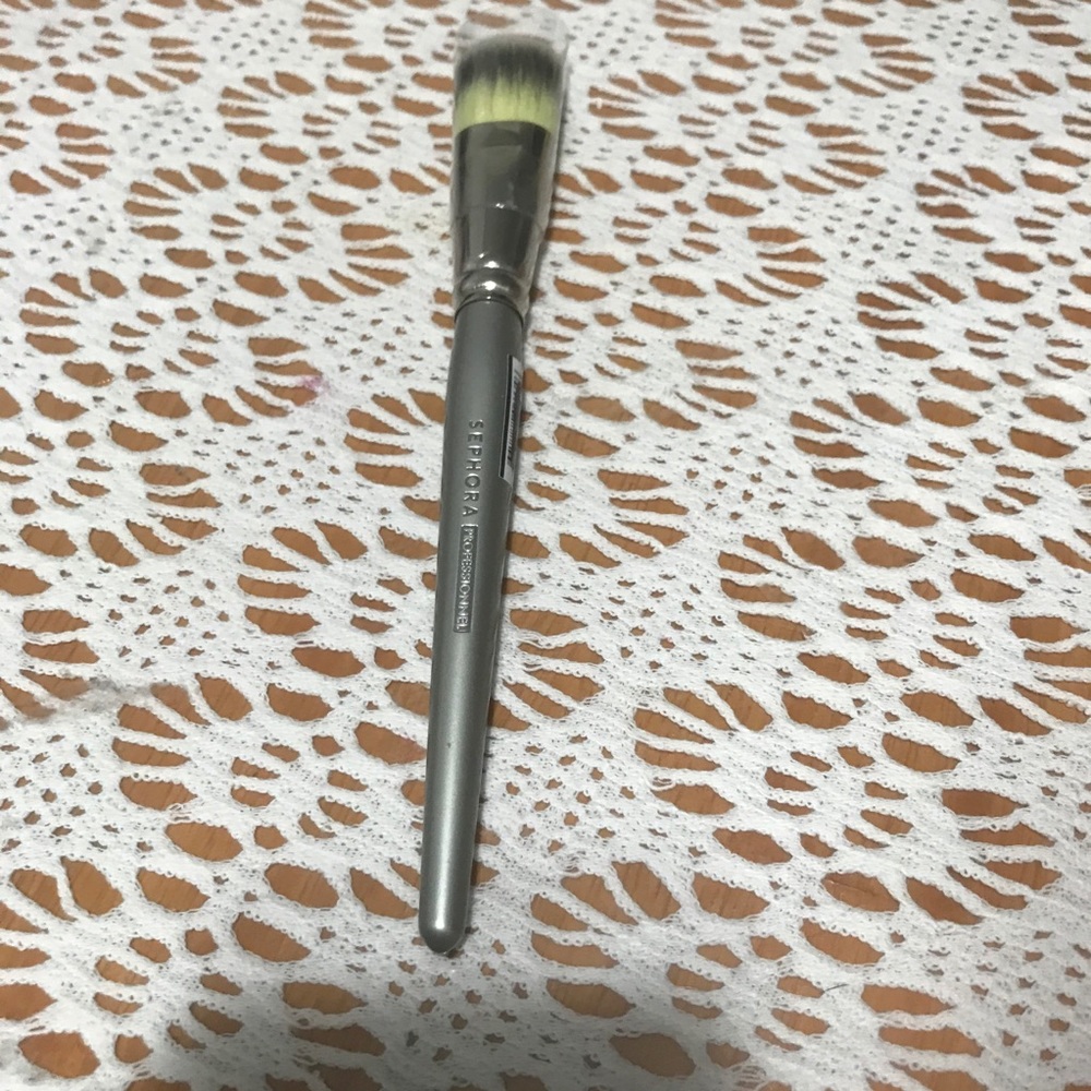 Tarina Tarantino makeup brush